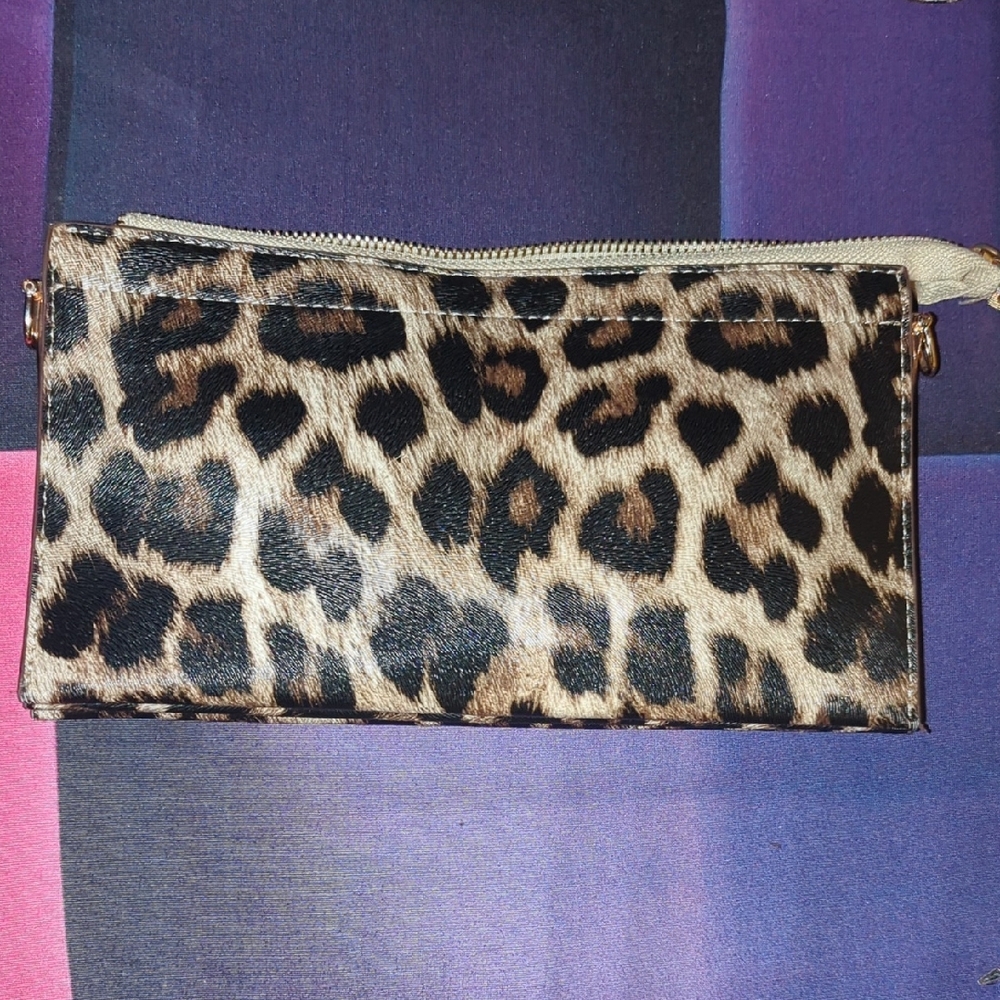 Elegant Leopard 🐆 Print Clutch w/Detachable Straps
